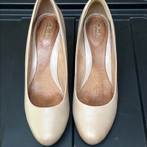 Clarks SrtisanWomen's Beige Leather